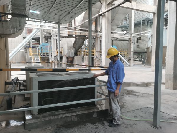 1724977815187165.jpeg 電儀部員工在高溫天氣時沖洗設(shè)備.jpg