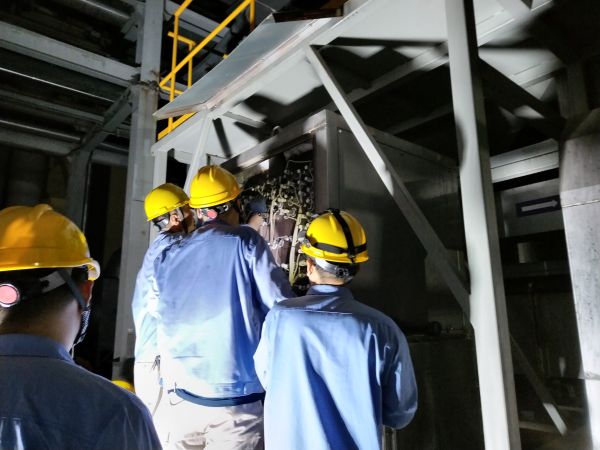 1724977823236781.jpeg 8月,計控電儀部員工在高溫天氣中消除設(shè)備隱患.jpg