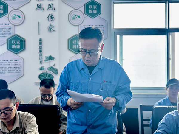 1725489351328171.jpeg 8月30日,黨員鄧軍進行廉潔承諾.jpg