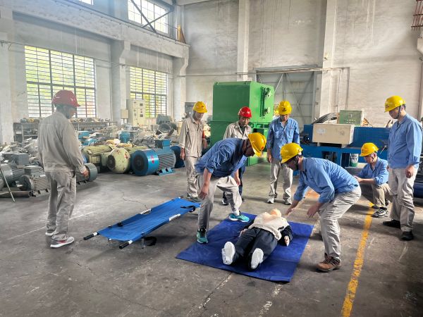 1726203486796524.jpeg 近日,為了提升員工的安全應急處置能力和實踐技能,計控電儀部組織檢修一班進行觸電應急演練.jpg