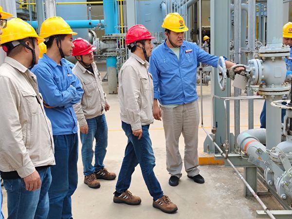 1726212201847924.jpeg 9月12日,車間主任昝智峰帶領(lǐng)技術(shù)組人員檢查裝置區(qū)現(xiàn)場(chǎng).jpg