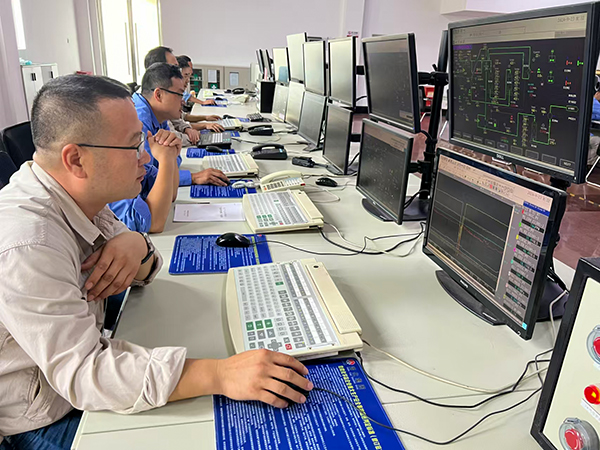 1727308470557514.jpeg 9月23日,車間主任在查看運行曲線來分析有效氣變化.jpg