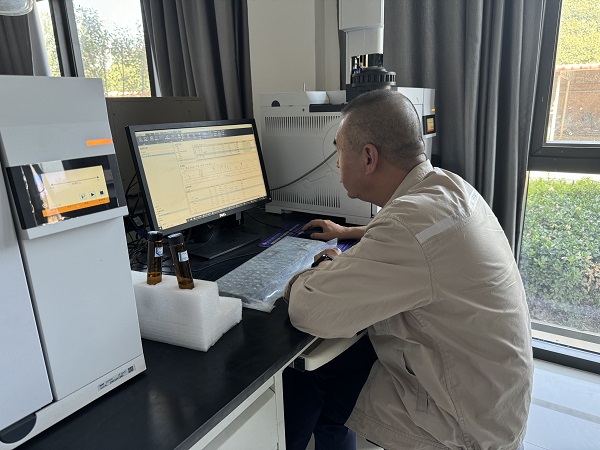 1727565819398899.jpeg 技術員在進行色譜運行檢查.jpg