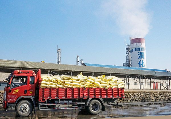 1727943409900576.jpeg 2024年國慶節運銷市場部裝好尿素的車輛出廠.jpg