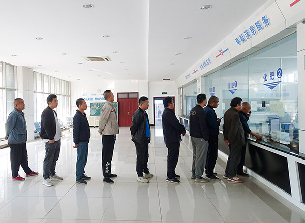 1727943422929414.jpeg 2024年國慶節運銷市場部尿素銷售排隊開票的人員.jpg