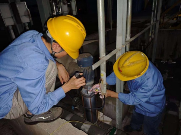 1728222561331418.jpeg 10月5日晚23時40分4號鍋爐脫硝系統氨水泵出力下降,閆海斌與李震在現場檢查_副本.jpg