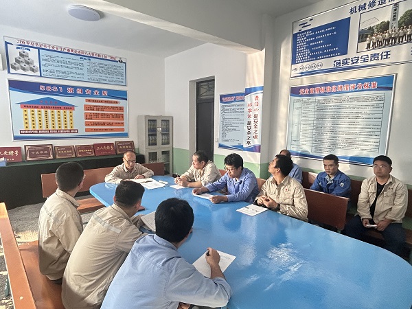 張振華帶領(lǐng)大家對(duì)安全“雙優(yōu)班組”遇見(jiàn)的問(wèn)題逐一解決.jpg