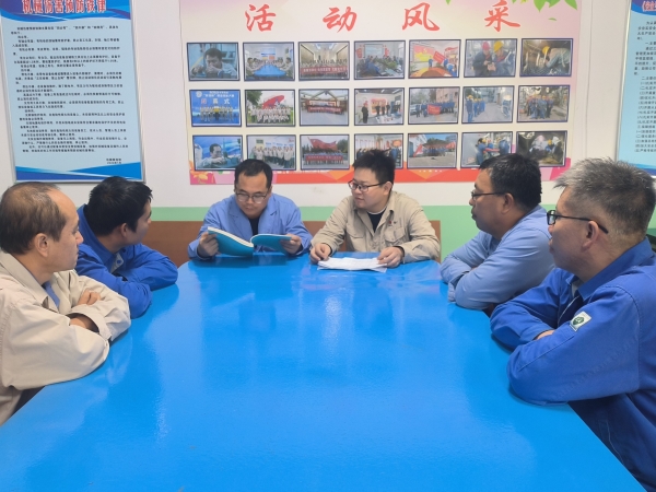 1729753952531755.jpeg 檢修人員在檢修二部進行《板式換熱器檢修規程》的學習.jpg