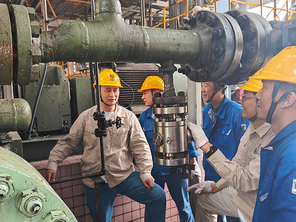 1730074607692671.jpeg 26日白班后,工藝技術(shù)員正在為操作人員講解大煤漿泵試驗.jpg