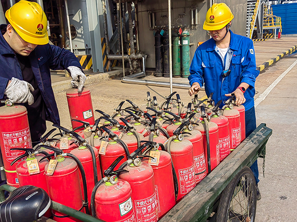 1730074621899583.jpeg 合成車間操作人員正在更換臨近過期的滅火器.jpg