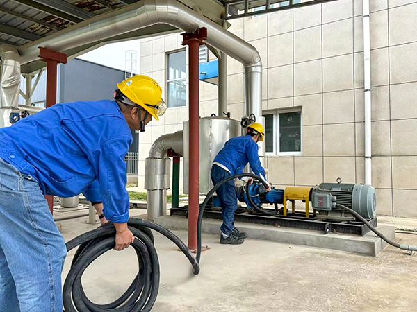 1730601377504781.jpeg 主操張鵬帶領副操檢查現場長流水管線 (1).jpg