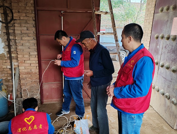 1730791033731035.jpeg 11.1日計控電儀部志愿者為老鄉家檢查更換老化線路.jpg