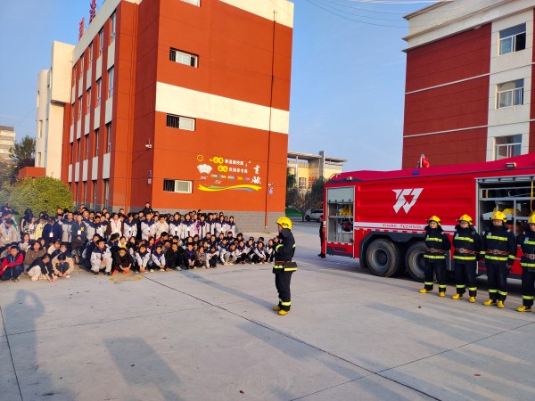 1731293455757125.jpeg 11月6日,彬州公司消防隊進學校宣傳消防知識2.jpg