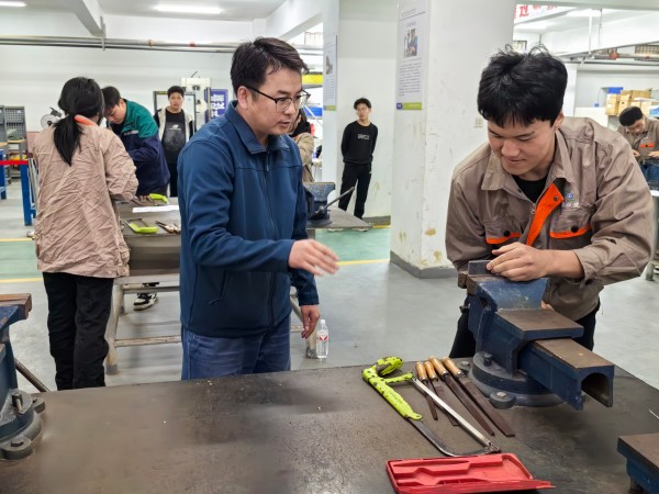 1731659371394074.jpeg 陜媒工匠從“0”開始細心指導.jpg