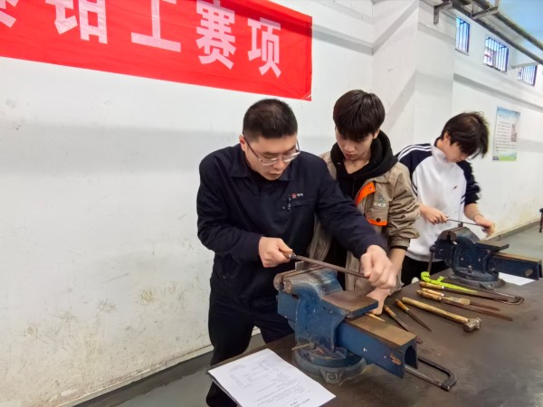 1731659388966374.jpeg 工程師王明科為學生親自示范使用銼刀標準動作.jpg