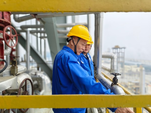 1731888071198691.jpeg 11月14日,尿素車間技術(shù)人員對現(xiàn)場防凍情況進行檢查.jpg