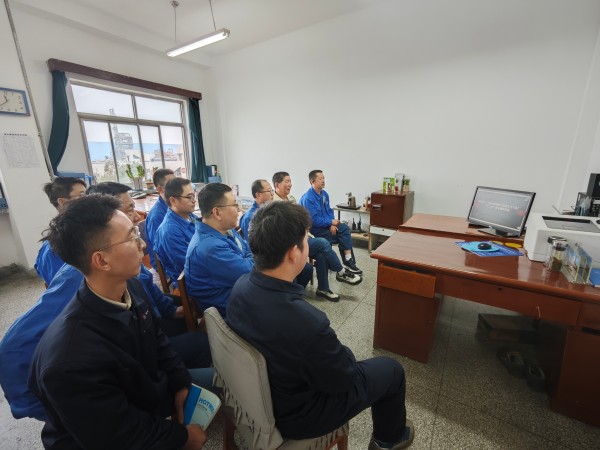 1732091215529153.jpeg 近日,計(jì)控電儀部利用班前、班后會組織職工觀看事故案例警示視頻.jpg