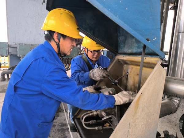 1732091235667635.jpeg 近日,計(jì)控電儀部儀表人員對現(xiàn)場儀表伴熱進(jìn)行檢查和維護(hù)1.jpg