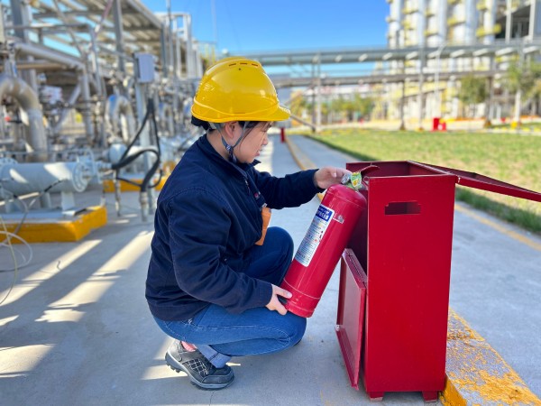 1732178020497007.jpeg 2024年11月乙二醇車間職工認真檢查滅火器.jpg