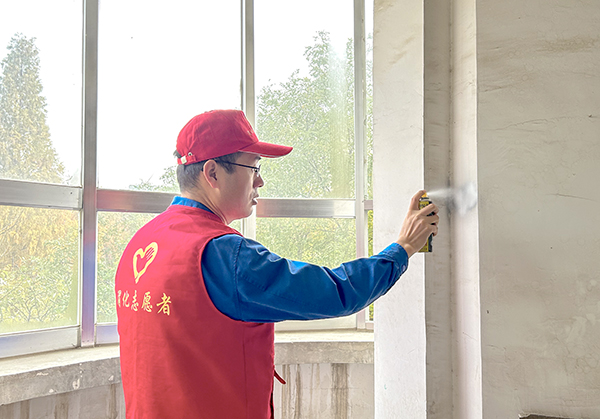 1732265487988712.jpeg 志愿者清理小廣告.jpg