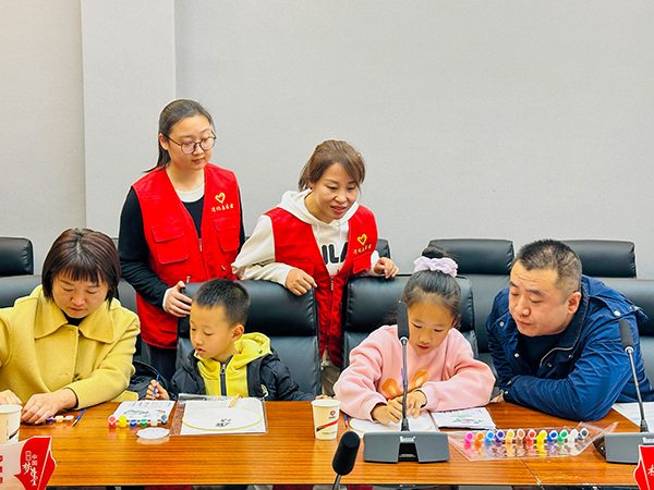 1733110892633511.jpeg 11月30日晚,物料車間黨支部開展“清風常伴 以廉守家”為主題的廉潔文化進家庭活動--志愿者指導.jpg