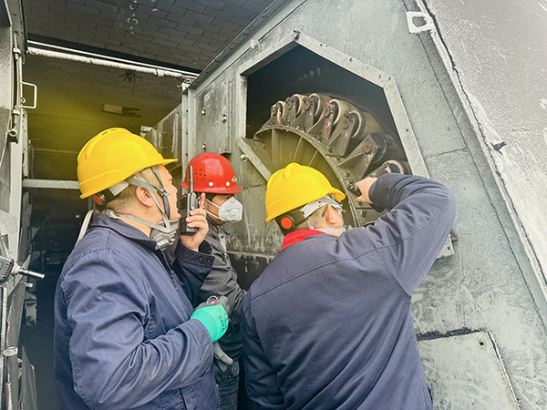 1733957568711306.jpeg 12月10日,撓性帶帶負荷試運行,技術員與施工單位負責人現場調試.jpg