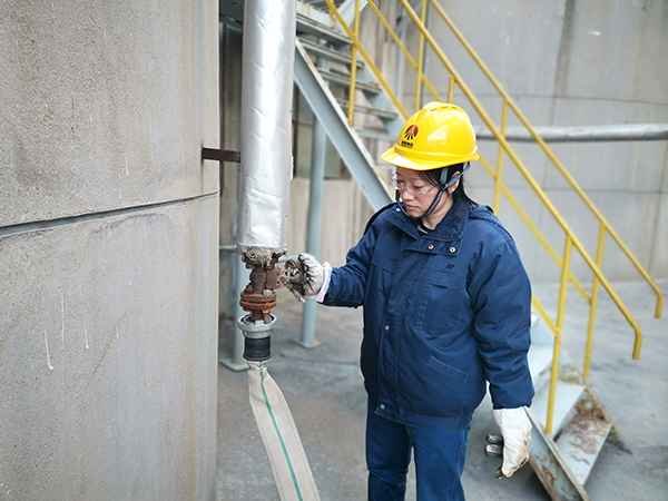 1734416998870365.jpeg 12月16日上午11時(shí),馬文平在現(xiàn)場(chǎng)回關(guān)防凍閥門。.jpg