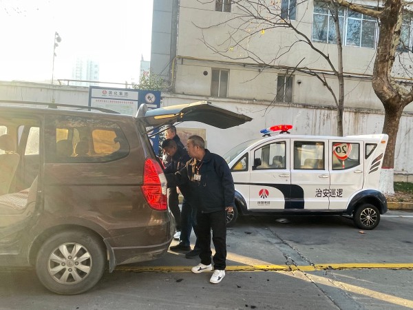 1734490671665507.jpeg 行政保衛部對東門出廠車輛進行檢查.jpg