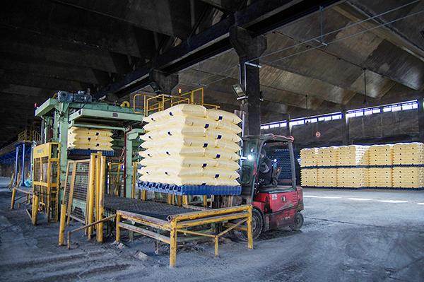 1735515535185939.jpeg 2024年12月26日工人正從碼垛機(jī)上叉走剛出產(chǎn)的尿素.jpg