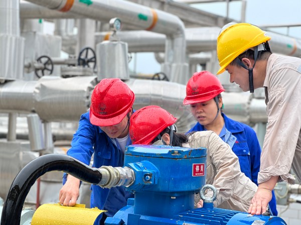 2024年，彬州公司生產部主任何亞紅、乙二醇車間主任楊磊認真檢查機泵.jpg