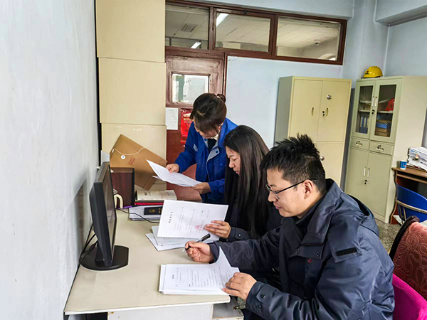 1736500996560077.jpeg 楊愛玲、王宏宏、王翠翠在225辦公室討論案件(1).jpg