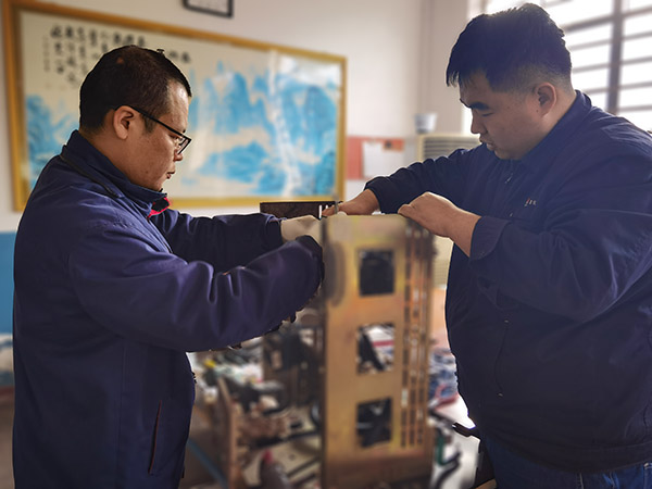 1737356290974181.jpeg 1月14日,檢修一班技術骨干正在對氬壓縮機控制回路技術改造2.jpg