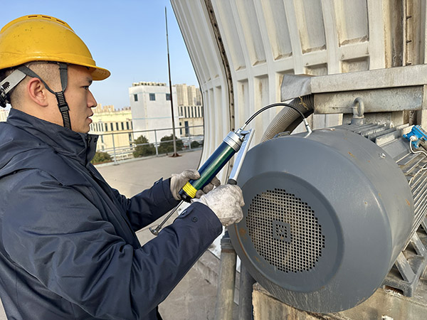 1737882261855115.jpeg 檢修人員正在給電動機加潤滑脂.jpg