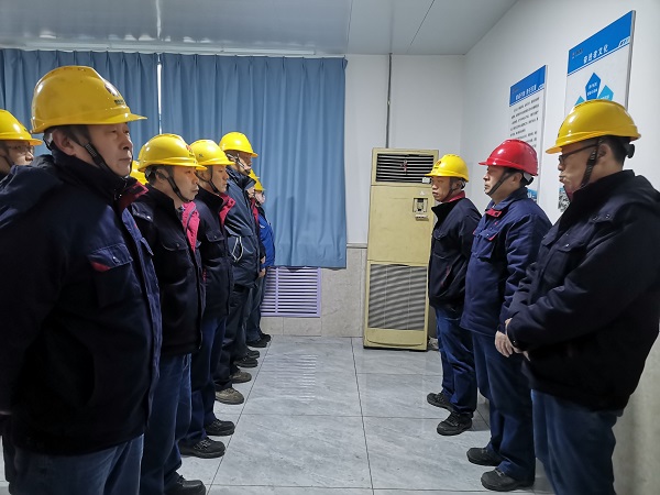 1738206380707372.jpeg 1月28日上午7時50分,動力車間交接班會準時召開.jpg