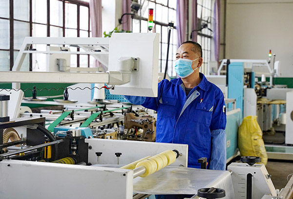 1738898652455433.jpeg 專心操作智能化一體機.jpg