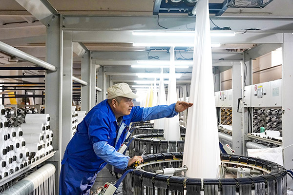 1738898787390826.jpeg 維修工細心檢查.jpg