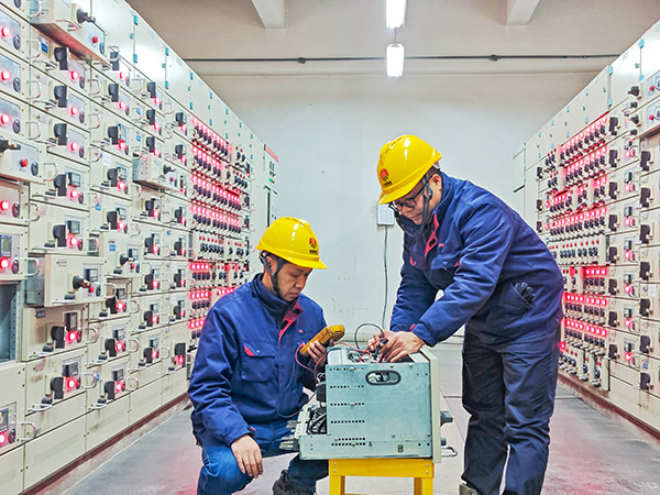 1738917453864752.jpeg 2月5日,運行人員正在檢查開關柜故障1.jpg