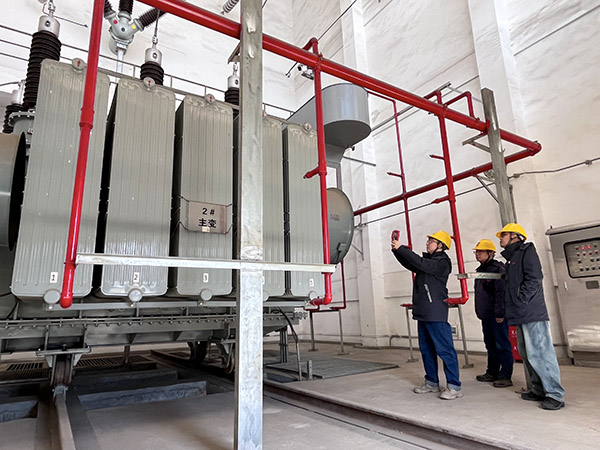 1739405947377669.jpeg 檢查組對變壓器進行溫升監測.jpg