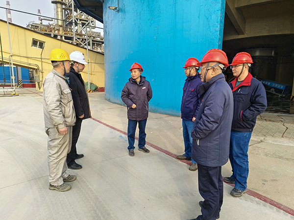 191739947234344851.jpg 2月18日,基建部部長(zhǎng)張政權(quán)與尿素車間主任王濤現(xiàn)場(chǎng)檢查項(xiàng)目情況1.jpg