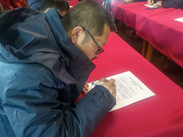 191739950346157517.jpg 2月18日,員工在認(rèn)真答題.jpg