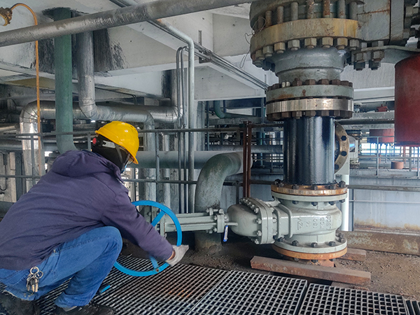 2月22日，氣化爐連通管線改造完成，工藝人員切換試用 照片.jpg