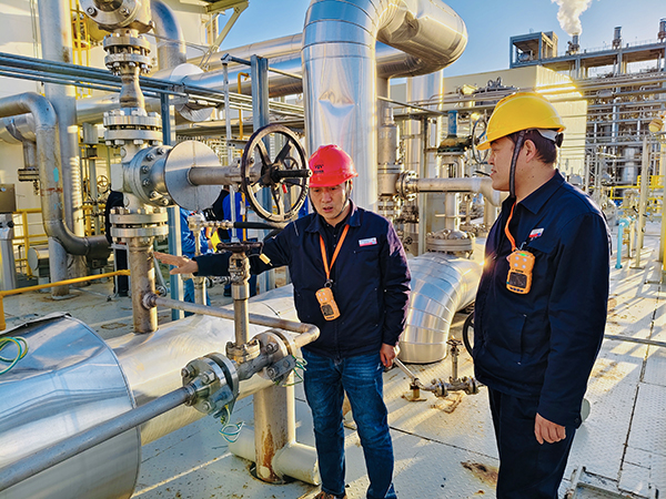 281740728357249733.jpg 2月27日,車間管理組例行裝置區隱患排查,全員佩戴移動式四合一氣體檢測儀,以上率下 照片.jpg