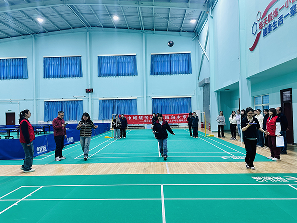 061741242169213406.jpg 3月5日下午,物料車間舉辦以“巾幗綻芳華 乒搏向未來”為主題的女職工乒乓球趣味運(yùn)動(dòng)會(huì),圖為乒乓球折返跑式.JPG