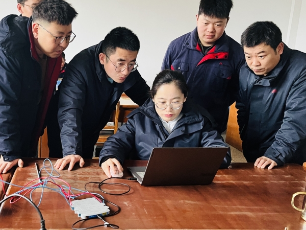 071741308308215665.jpg 技術員講解組態流程.jpg