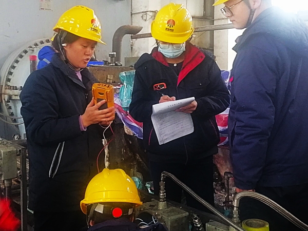 211742535078749820.jpg 3月18日,計控電儀部空分尿素工段儀表工在二期空氣壓縮機廠房內進行以“師帶徒”培訓模式的檢維修作業-2.jpg