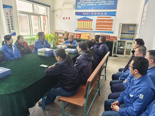 211742537108132104.jpg 計控電儀部組織各班負責(zé)人與機械修造部檢修二部進行交流學(xué)習(xí).jpg