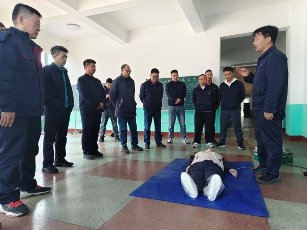 241742799328571308.jpg 3月21日,應(yīng)急隊員寧修生在尿素車間講解心肺復蘇.jpg