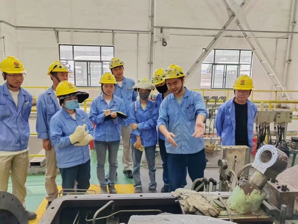 271743040988129041.jpg 班長對班組人員現場培訓.jpg