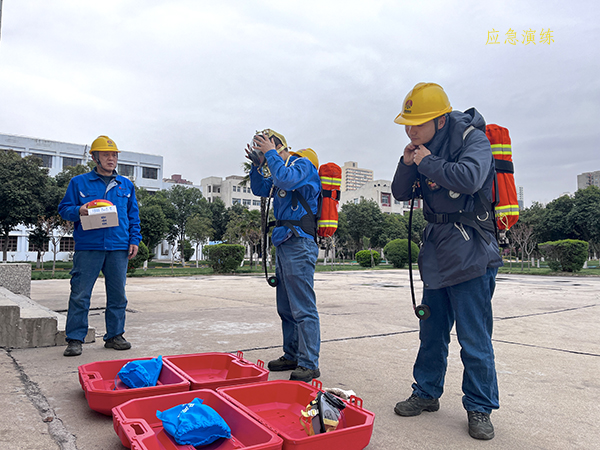 311743388012598365.jpg 3月27日16:30,合成車間員工進行演練中.jpg