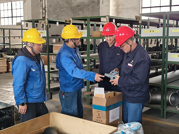 071743990908984999.jpg 采供部領導檢查物資到貨儲存情況.jpg